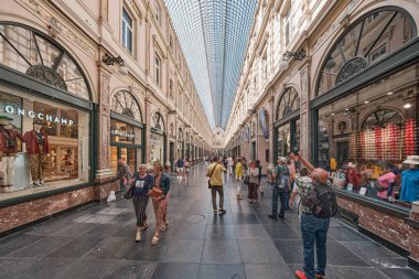 Kralın Galerisi 1847 'de inşa edilen tarihi merkezde, Saint-Hubert Kraliyet Galerileri' nin güney yarısını kaplar.