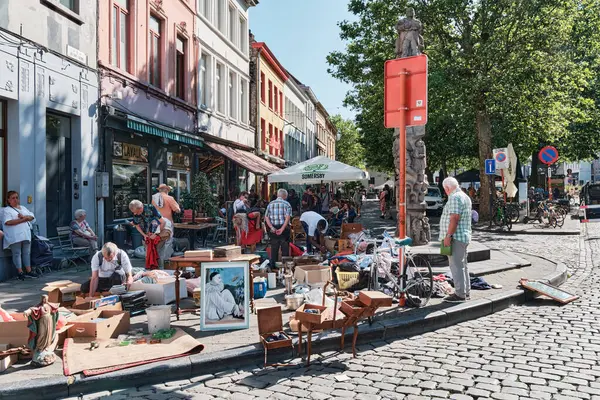 벨기에 앤트워프의 일요일에 시장에서 중고품을 사람들 스톡 사진