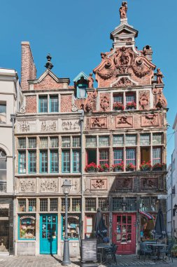 Kraanlei Caddesi, Gent, Belçika 'daki tarihi bir apartman dairesinin dekoratif cephesi..