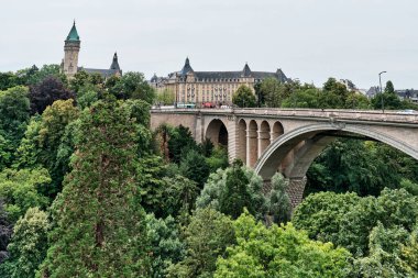  Lüksemburg 'un merkezindeki Adolphe Köprüsü' nün panoramik görüntüsü