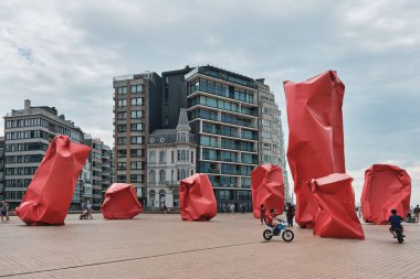 Oostende 'deki Arne Quinze' nin 'Rock Strangers' tablosunun özeti. Görüntü, Oostende 'de Arne Quinze' nin 'Rock Strangers' adlı eserini gösteriyor.