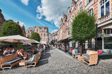 Leuven 'in Eski Pazar Meydanı. Leuven, Belçika 'daki Oude Markt Eski Pazar Meydanı. Burası şehirdeki sosyal hayatın kalbidir. Öğrenciler, turistler ve yerlilerle dolu bir yerdir.