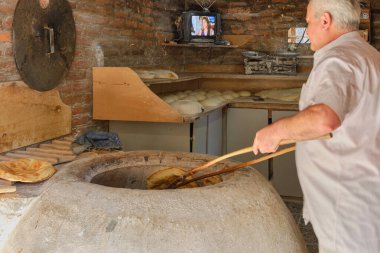  Gürcistan 'da ekmek pişirmek için eski, geleneksel bir fırın.