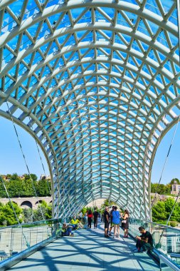 Gürcistan, Tiflis 'teki Özgürlük Köprüsü' nde.