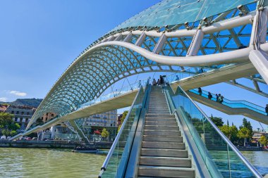 Gürcistan, Tiflis 'teki Özgürlük Köprüsü' nde.