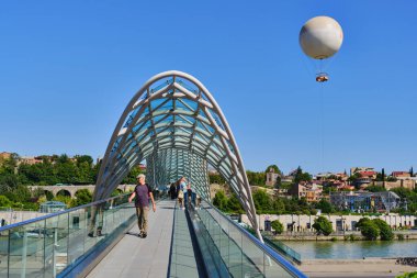 Gürcistan, Tiflis 'teki Özgürlük Köprüsü' nde.