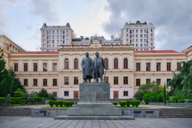 Tiflis 'teki Rustaveli Bulvarı' nda Akaki Tsereteli ve Ilia Chavchavadze anıtı. Georgia