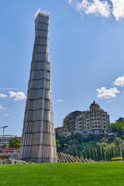 Kahramanlar Meydanı, askeri çatışmalarda kaybedilen hayatları onurlandırmak için inşa edildi. Kurbanların isimlerinin yazılı olduğu yüksek bir kuleden ve sonsuz bir alevden oluşuyor.