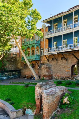 Eski şehir Tiflis, Georgia 'da geleneksel bir evin cephesi.