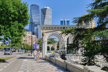 Modern gökdelen kulesi King David 'in evi, Tiflis Georgia.