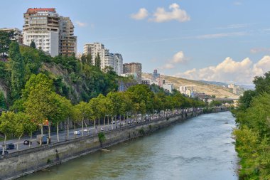 Tiflis, Gürcistan manzarası. Kura Nehri güneşli bir günde. Eski kasabanın şehir merkezi..
