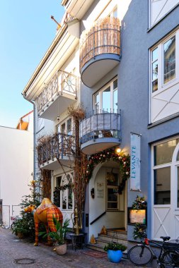 Almanya 'da Radolfzell am Bodensee şehrinin dar bir caddesinin manzarası