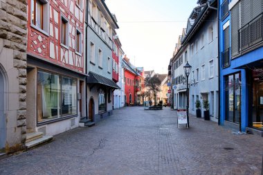  Almanya 'da Radolfzell am Bodensee şehrinin dar bir caddesinin manzarası.