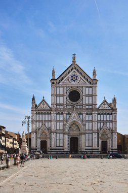 Santa Croce Bazilikası (Kutsal Haç Bazilikası) İtalya 'nın Floransa kentinde bulunmaktadır. Santa Croce Meydanı 'nda yer alır ve Michelangelo, Galileo, Machiavelli, vs. gibi en ünlü İtalyanların gömüldüğü yerdir..