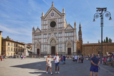 Santa Croce Bazilikası (Kutsal Haç Bazilikası) İtalya 'nın Floransa kentinde bulunmaktadır. Santa Croce Meydanı 'nda yer alır ve Michelangelo, Galileo, Machiavelli, vs. gibi en ünlü İtalyanların gömüldüğü yerdir..