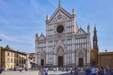 Santa Croce Bazilikası (Kutsal Haç Bazilikası) İtalya 'nın Floransa kentinde bulunmaktadır. Santa Croce Meydanı 'nda yer alır ve Michelangelo, Galileo, Machiavelli, vs. gibi en ünlü İtalyanların gömüldüğü yerdir..