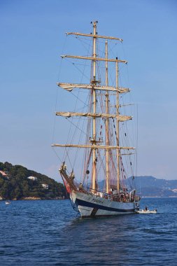 İtalya 'nın Elba Adası yakınlarında denizde yelken açan eski bir gemi.