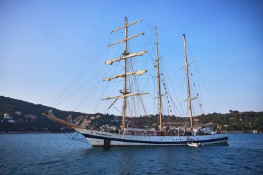 İtalya 'nın Elba Adası yakınlarında denizde yelken açan eski bir gemi.