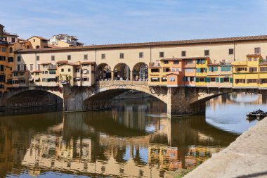  Ponte Vecchio, İtalya, Floransa 'daki Arno nehri üzerinde.