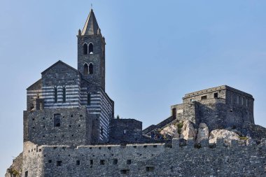 Rimazuu 'daki Katolik Kilisesi (İtalyanca: Riomaggiore), Liguria, İtalya' nın La Spezia kentinde bir köy. Cinque Terre, UNESCO Dünya Mirası Sitesi