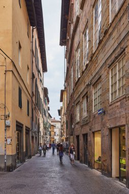 İtalya 'nın Toskana şehri Lucca' da küçük sokaklar