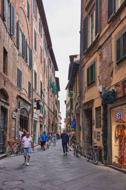 İtalya 'nın Toskana şehri Lucca' da küçük sokaklar