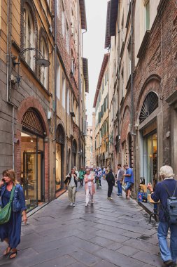  Via Filungo, Lucca, Toskana, İtalya 'da dar geçitlerde kalabalık bir kalabalık.