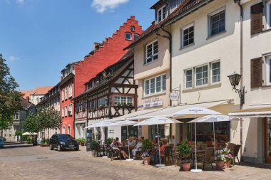 Şehir merkezinde yürüyen insanlar Constance Gölü 'nde Ueberlingen' de