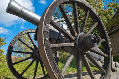 Almanya 'nın Glatt kentindeki Su Kalesi' nin avlusunda top.