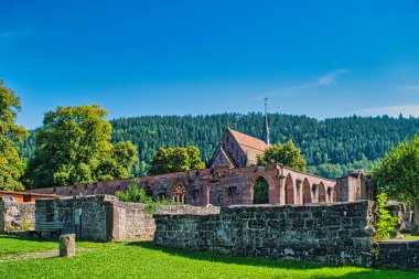 Almanya 'da Calw yakınlarındaki Hirsau manastırının kalıntıları.