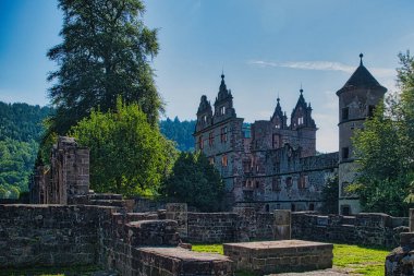 Almanya 'da Calw yakınlarındaki Hirsau manastırının kalıntıları.