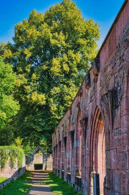 Almanya 'da Calw yakınlarındaki Hirsau manastırının kalıntıları.