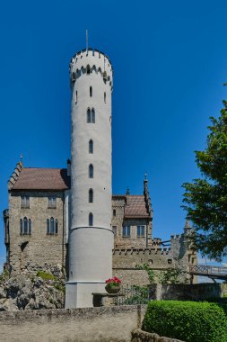 Almanya 'daki Swabian Alpleri' ndeki beyaz gözlem kulesiyle romantik Lichtenstein Şatosu