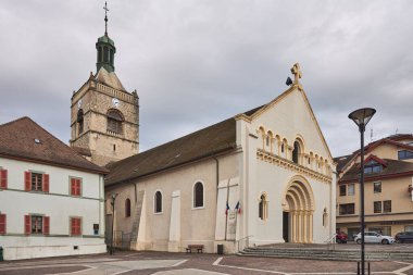 Rhone-Alpes bölgesindeki Haute-Savoie Bölümü, Leman Gölü kıyısında Evian-les-Bains Varsayımı Kilisesi.