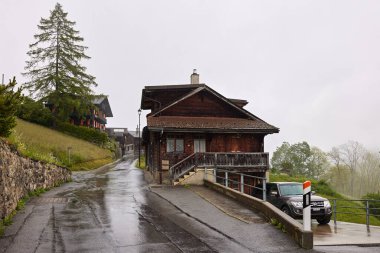 İsviçre 'de yağmurlu bir günde Güzel Gryon köyü