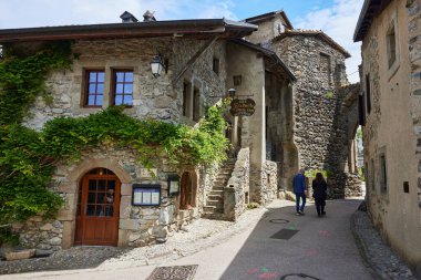 Yvoire, Fransa. Yvoire, 14. yüzyılın başlarında kurulmuş bir ortaçağ şehridir..