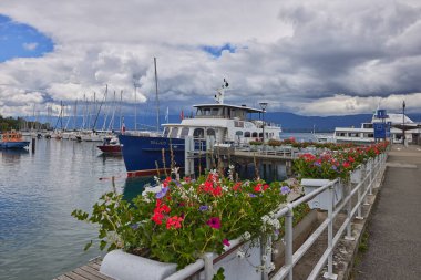  Yelkenliler Geneva Gölü 'ndeki limana demir attı. Kötü hava ve ağır bulutlar marinada yatları terk etti.