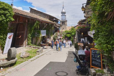 Fransa 'nın ortaçağ köyü Yvoire' nin sokağı..