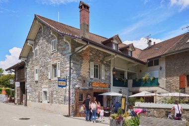 Fransa 'nın ortaçağ köyü Yvoire' nin sokağı..