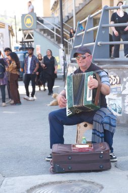 Gürcü sokak müzisyenleri inanılmaz yetenekleriyle turistleri ve halkı eğlendiriyor.