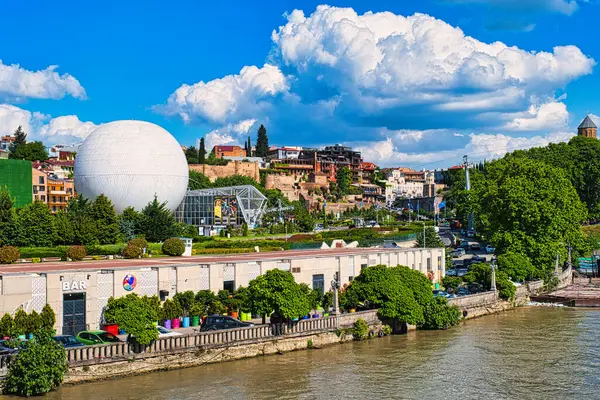 Rike Park 'ın Tiflis, Georgia' daki Cable Car Station ile panoramik görüntüsü