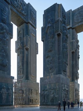 Etkileyici bir anıt, Gürcistan Günlükleri, başkentin dışındaki tepenin üstünde.