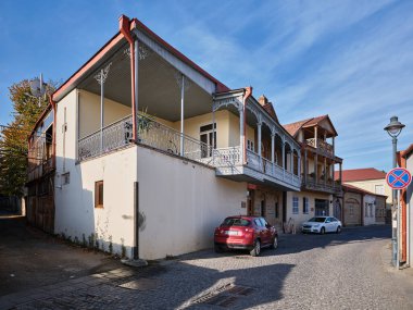 Telavi şehrinin eski tarihi kısmı, kaldırım taşları sokakları ve tuğlalı evler, başkenti Kakheti bölgesi, Gürcistan