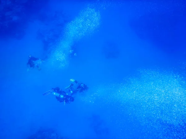 潜水者 在大海的蓝色深处有许多气泡 呈埃及形 — 图库照片