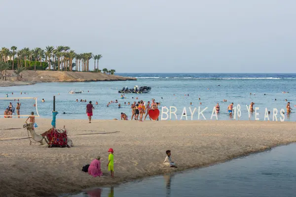Plajda Denizde Mısır Tatil Yapan Bir Sürü Insan Var — Stok fotoğraf