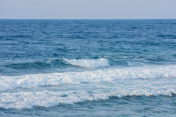 在海滩上的许多波浪都是埃及式的 — 图库照片