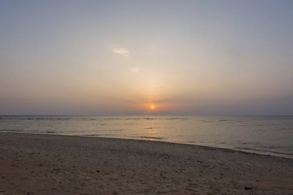 在日出时分 站在海滩上 在埃及度假 — 图库照片