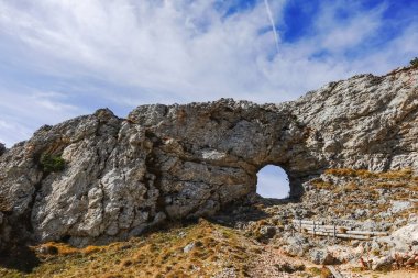 Sonbaharda yürüyüş sırasında, harika bir hava ile birlikte bir yürüyüş yolunda kayalık yuvarlak bir geçit.