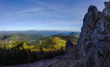 Yüksek bir dağ manzarası üzerinde yürüyüş yaparken yeşil bir çayıra inanılmaz bir manzara.