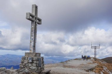 Düşük Avusturya 'nın en yüksek dağında yürüyüş yapanlar ile muhteşem manzaralı ve gökyüzü detay manzaralı bir zirve.